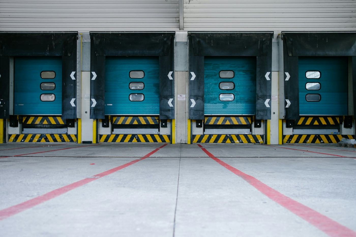 Hilera de puertas de muelle de carga en un centro de distribución