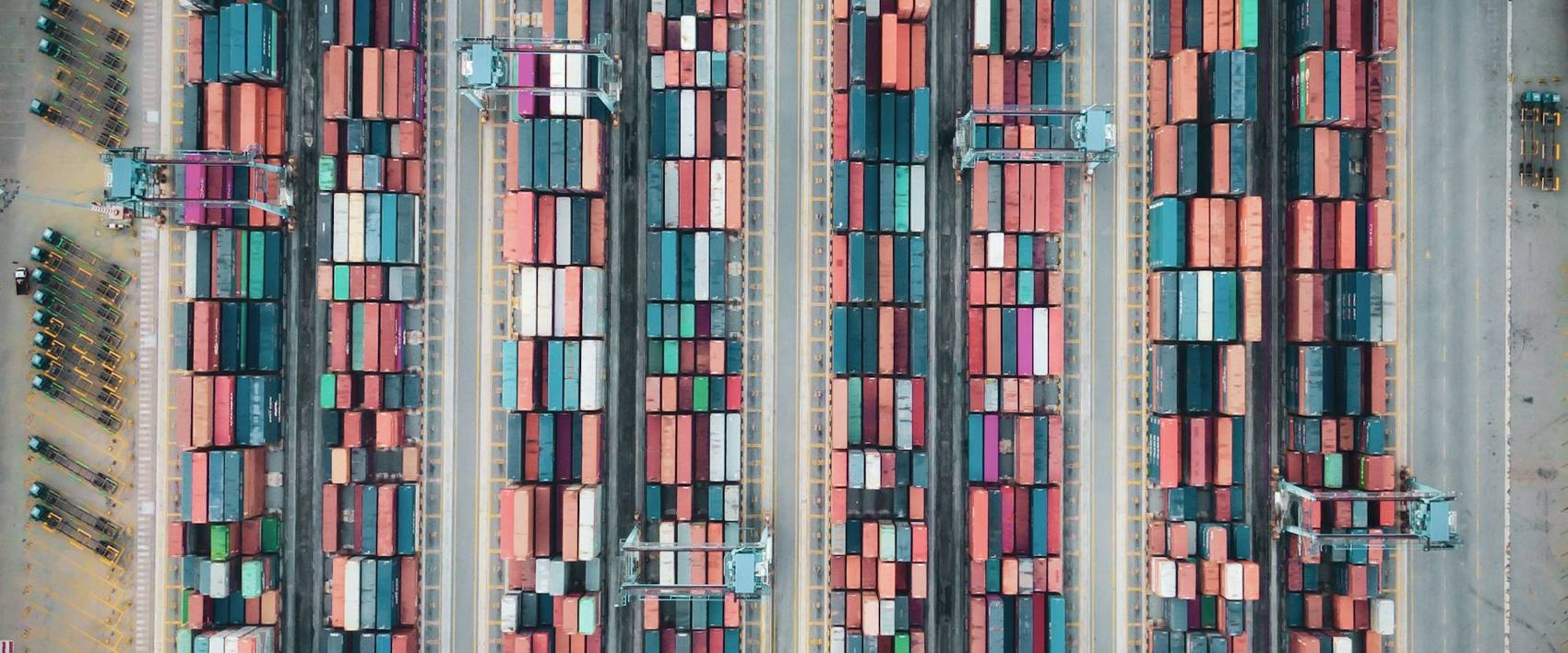 Vue aérienne de rangées de conteneurs dans une cour de terminal